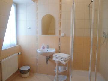 Фото номера Трехместный номер Отель Hotel Pod Platanami г. Тшебница 2